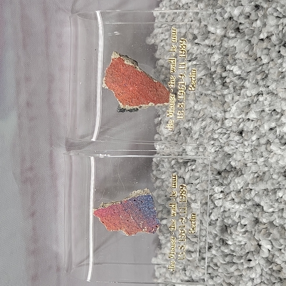 Genuine Piece of the Berlin Wall in an Acrylic Display the Left One - Picture 1 of 5